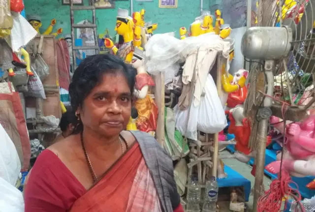 পুরুষ শিল্পীদের সঙ্গে পাল্লা দিয়ে কাজ করতে গিয়ে সমস্যার সম্মুখীনও হতে হয়েছে চায়না পালকে। 