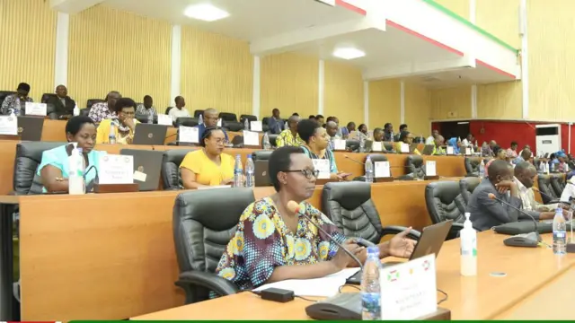 Bamwe mu bagize inama nshingamateka