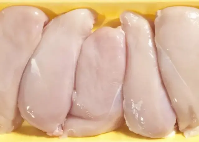 Des poulets congelés.