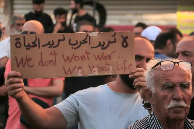 سوري يرفع لافتة خلال احتجاج على تدهور الوضع الإنساني في السويداء، 28 تموز/ يوليو 2025.