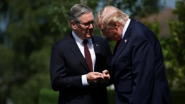 法国依云镇G7峰会领袖大合照拍摄现场基尔·斯塔默爵士（中）与特朗普（右）交谈（16/6/2026）