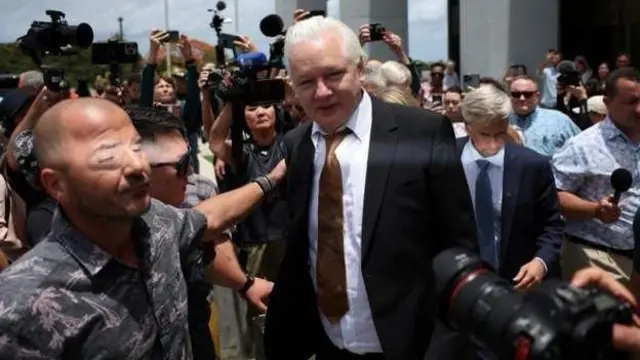 আদালত থেকে বেরিয়ে আসার পর উইকিলিকসের প্রতিষ্ঠাতা জুলিয়ান অ্যাসাঞ্জ