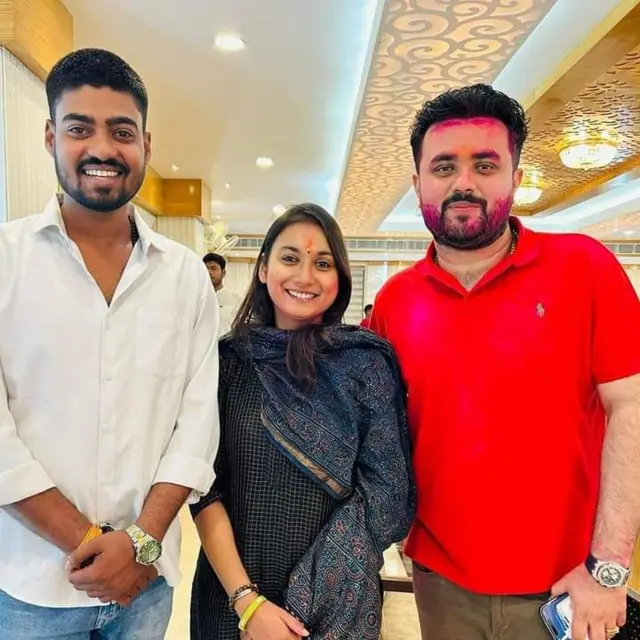 शांभवी और शायन कुणाल के साथ हर्ष की तस्वीर