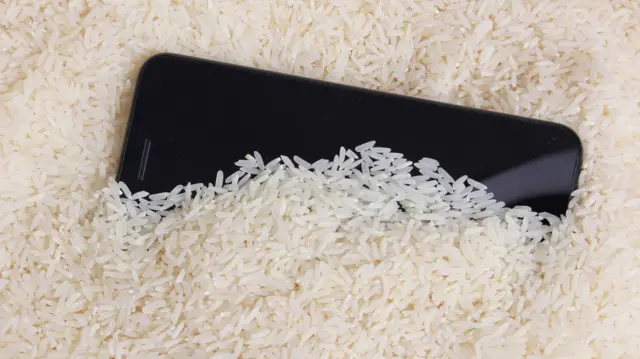 ஈரமான செல்போனை என்ன செய்ய வேண்டும்?