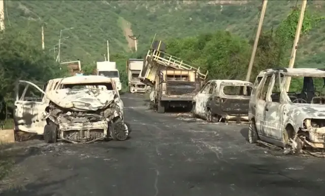 नूंह में हमले के बाद जली हुई गाड़ियां