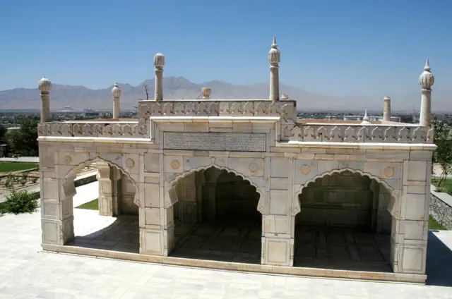 مسجد کوچک با سنگ مرمر در باغ بابر در کابل