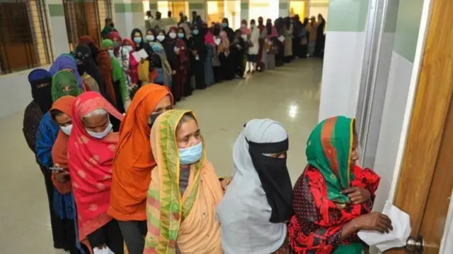 বাংলাদেশে সরকারি হাসপাতালে প্রচুর ভিড় লেগে থাকে রোগীদের