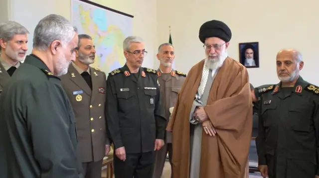 علی خامنه‌ای در میان برخی فرماندهان ارشد نظامی