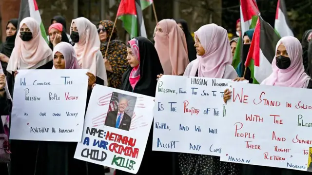 शनिवार को लाहौर में फ़लीस्तीनी झंडे के साथ प्रदर्शन करती महिलाओं