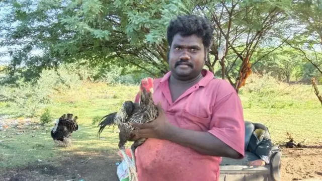 கோழிப்பண்ணையின் உரிமையாளர் முருகன்.
