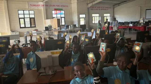 ሳራ፡ ናብ መበቆላ ዝኾነት ኤርትራ ምብጻሕ እትፈቱ፡ ኣብ ወጻኢ ተወሊዳ ኣብ ወጻኢ ዝዓበየት መንእሰይ እያ