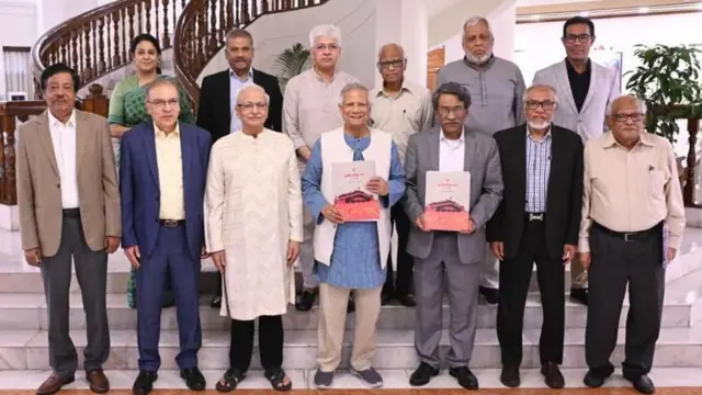 প্রধান উপদেষ্টার সাথে কমিশন সদস্যরা