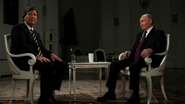 Vladimir Putin durante sua entrevista com o apresentador de talk show norte-americano Tucker Carlson