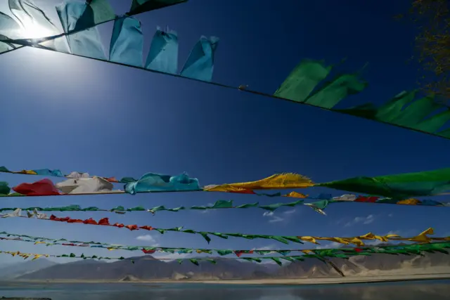 Tibeti flags flying along the coast of Tsangpo