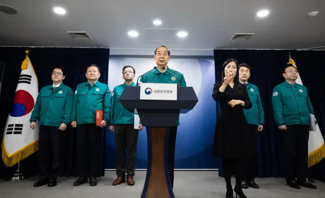 한덕수 국무총리가 18일 정부서울청사 합동브리핑실에서 의대 증원에 반발, 의사 집단행동 관련 대국민 담화를 발표하고 있다