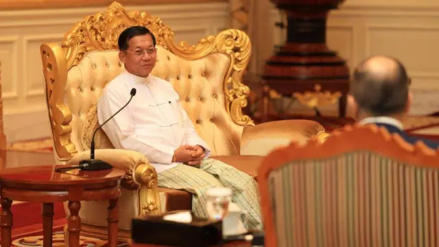 သမ္မတအိမ်တော်မှာတွေ့ရတဲ့ ဗိုလ်ချုပ်မှူးကြီးမင်းအောင်လှိုင်