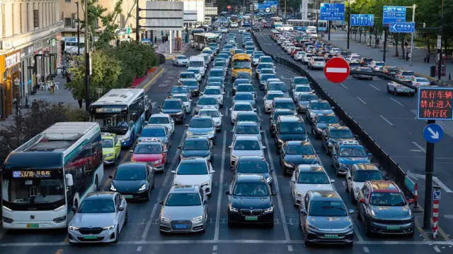 vehículos en una congestión de tráfico en China