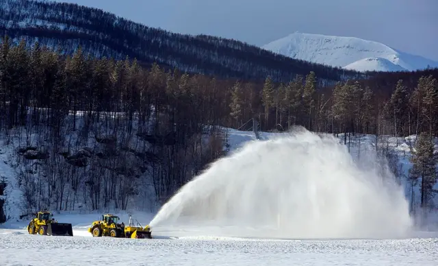 Техніка прибирає сніг на військовій базі