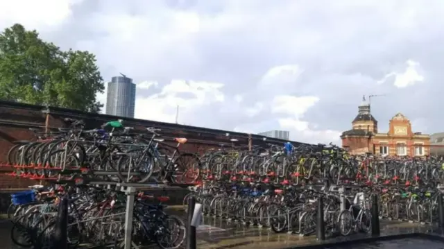 Л﻿ондондогу вело тоткотуучу жай. Зыянсыз транспорт