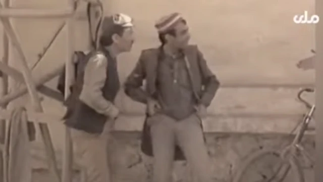 د افغان فلم د یوه محصول د کونډي زوی فلم په یوه صحنه کې د سېنما دروازې مخې ته د کرایې پتلونونو شېبه.