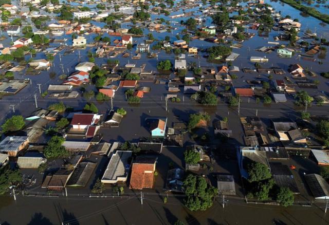 Foto aérea mostra casas inundadas