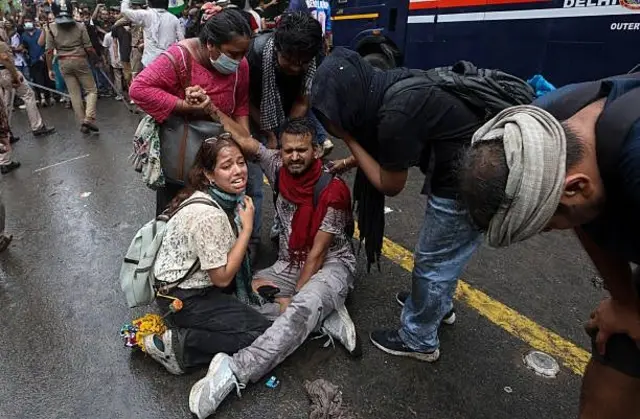 پولیس کے لاٹھی چارج میں درجنوں مظاہرین زخمی ہوئے