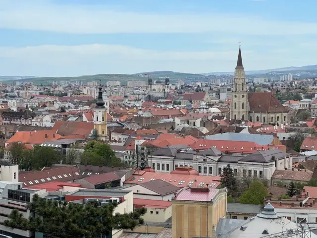Kluž se nalazi u središtu Rumunije, u istorijskoj oblasti Transilvaniji