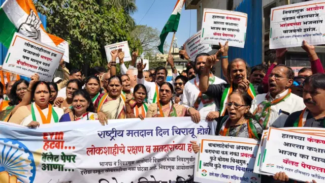 ठाण्यात काँग्रेसने बॅनरबाजी करत निदर्शनं केली