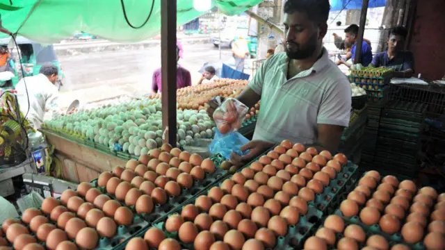 গত সপ্তাহের চেয়ে ডজনে দাম বেড়েছে ১০ টাকা।