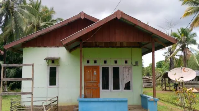 Suasana rumah Vincen Kwipalo yang memperlihatkan kaca depan rumah yang pecah usai diserang sejumlah orang pada Senin (06/10) malam.