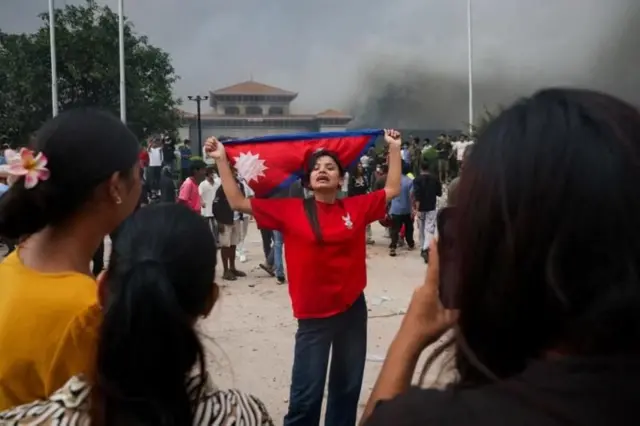 संसद भवनअघि प्रदर्शनकारीहरू