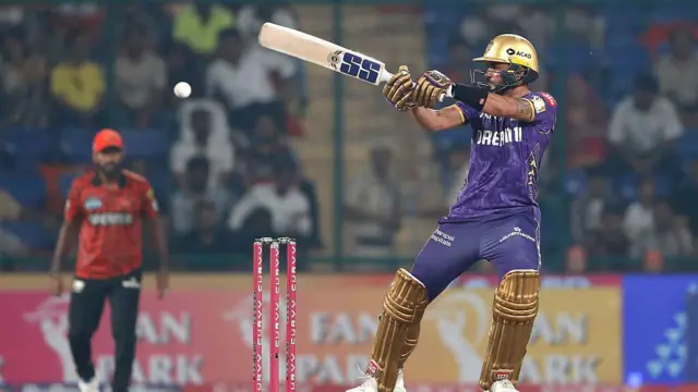 केकेआर के बल्लेबाज़ शॉट खेलते हुए.