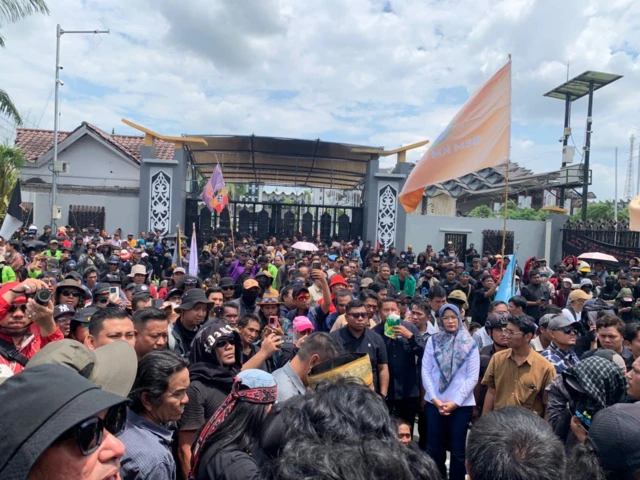 Massa aksi berkumpul di depan gerbang DPRD Kaltim, sebelum bergerak menuju gedung gubernur.