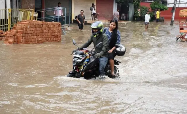 నగరంలో వరదలు