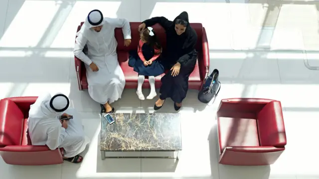 عائلة إماراتية من ثلاثة أجيال