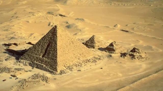 تصویر هوایی از هرم منکورع