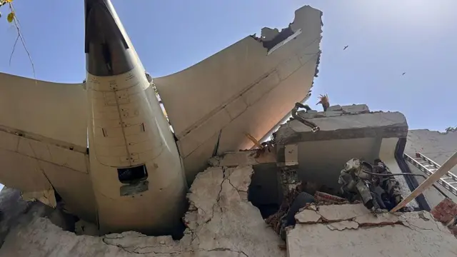El avión empotrado en un edificio de la zona residencial cercana al aeropuerto.