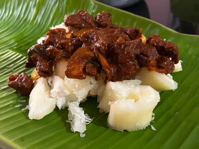 কলাপাতায় পরিবেশন করা বিফ কেরালায় খুব জনপ্রিয় পদ
