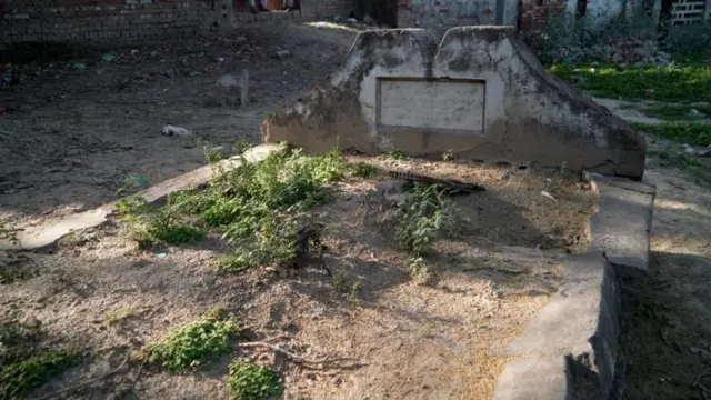 கொல்லப்பட்டவர்களின் கல்லறைகள்
