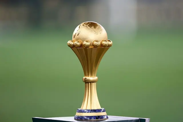 Cette photographie montre le trophée avant la finale de la Coupe d'Afrique des Nations (CAN) 2024, entre la Côte d'Ivoire et le Nigeria au stade olympique Alassane Ouattara d'Ebimpe, à Abidjan, le 11 février 2024.