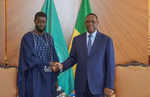 Zababben shugaban Senegal Bassiruou Diomaye Faye tare da shugaba mai barin gado Macky Sall