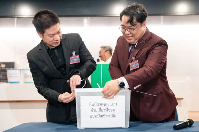 ธรรมธีร์ สุกโชติรัตน์ (ซ้าย) กับ ธนารัตน์ กัววัฒนาพันธ์ ซึ่งมีชื่อเป็นผู้ถูกกล่าวหา 2 จาก 6 คน โดยมี กกต. เป็นผู้ฟ้องคดี