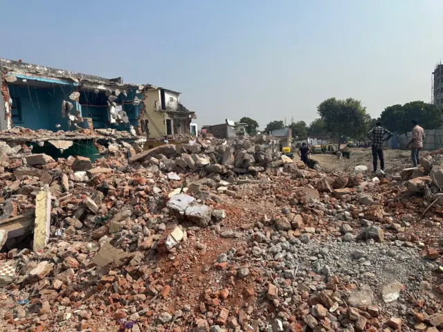 અમદાવાદ ડિમોલિશન, ગુજરાત, બીબીસી ગુજરાતી, ગુજરાત પોલીસ, અમદાવાદ મ્યુનિસિપલ કૉર્પોરેશન, અમદાવાદમાં દબાણ