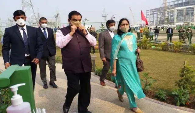 গৌতম আদানি ও তার স্ত্রী প্রীতি আদানি গোড্ডা সাইট পরিদর্শন করছেন। জানুয়ারি ২০২১