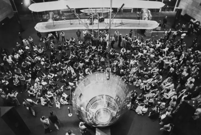 Ratusan pengunjung menyaksikan gambar Saturnus yang ditransmisikan dari wahana antariksa NASA Voyager 1, di Museum Dirgantara dan Antariksa Nasional (NASM) Smithsonian Institution di Washington, DC, 13 November 1980.