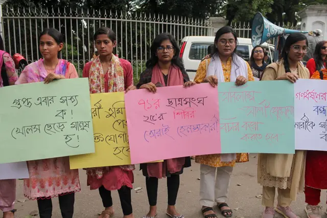 শিবিরের বিরুদ্ধে ঢাকায় ছাত্রদলের নারী কর্মীদের একটি কর্মসূচির দৃশ্য
