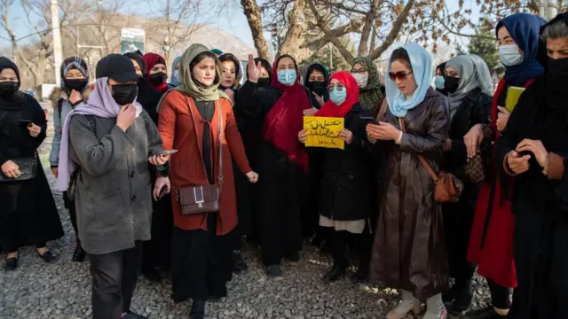 কাবুল বিশ্ববিদ্যালয়ের সামনে নারী শিক্ষার্থীদের বিক্ষোভ