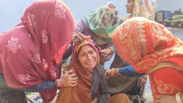 अजीत चौधरी की मां संतरा देवी लगातार रोती रहती हैं