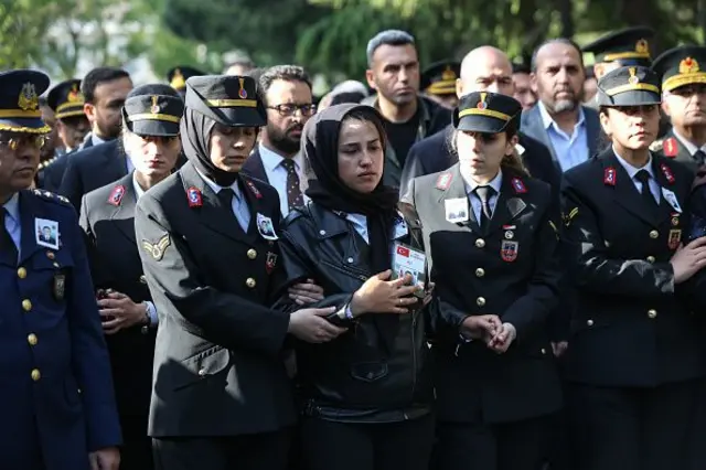 14 Kasım 2022'de İstiklal Caddesi'ndeki patlamada hayatını kaybeden Yusuf Meydan ve 9 yaşındaki kızı Ecrin Meydan'ın cenaze töreninde kadın subaylar. Türkiye saldırı için PKK'yı suçladı