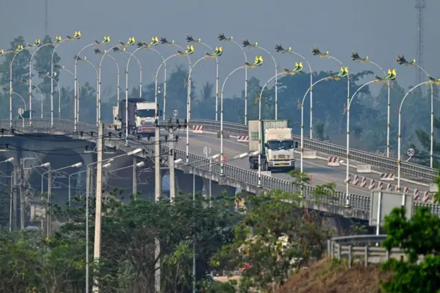 ၂၀၂၄ ခုနှစ်၊ မြဝတီ-မဲဆောက် အမှတ် ၂ ချစ်ကြည်ရေးတံတားပေါ်ကို ကုန်ကားတွေဖြတ်သန်းသွားလာတဲ့မြင်ကွင်း 